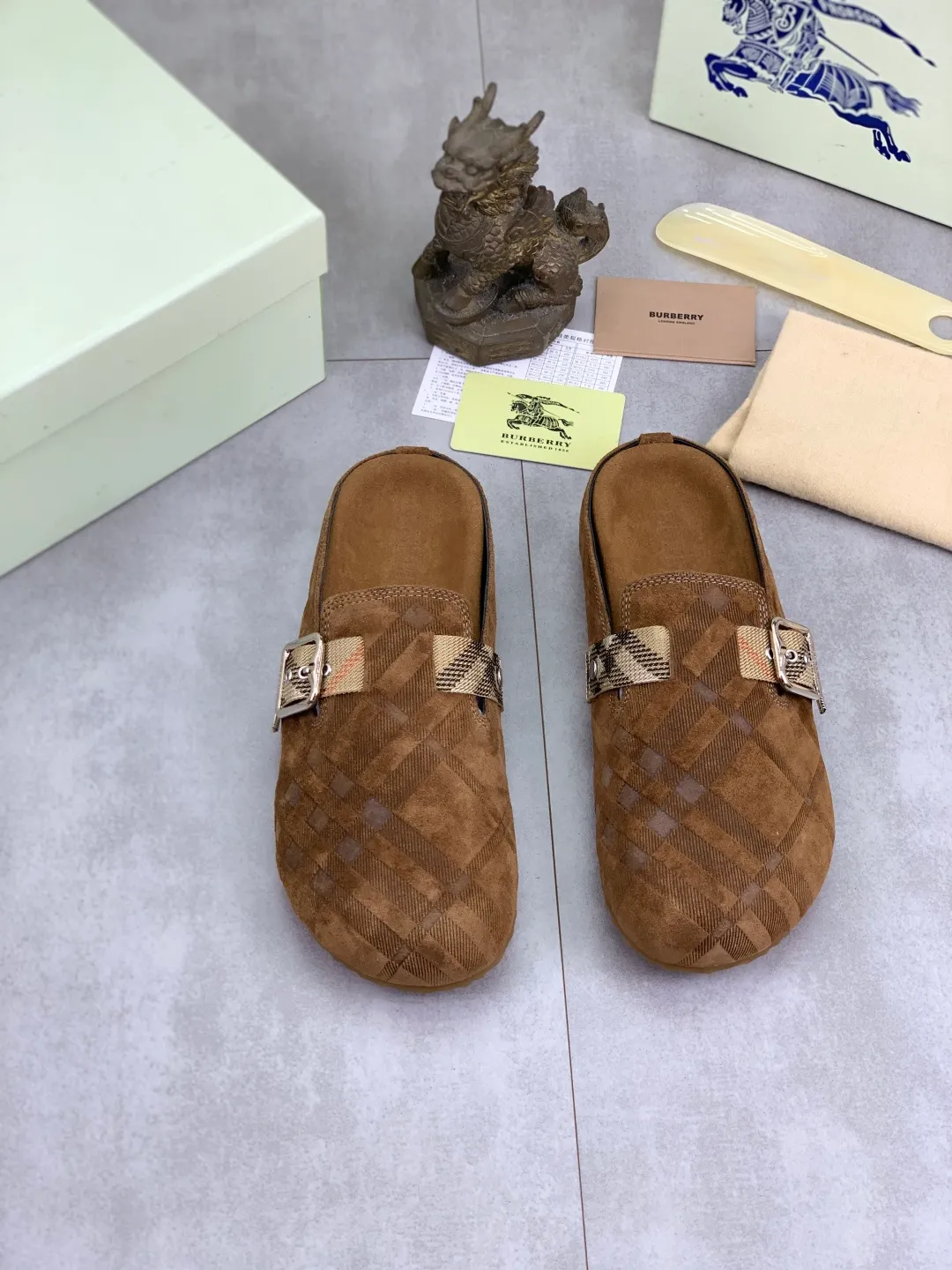 Men's Men's Shoes 💰P620 💰【New Style】Top Version 🆘【Burberry】New Burberry Slippers are on the market with perfect workmanship! 🔥Perfect shape and top quality🙈Non-slip and wear-resistant high-end rubber outsole👣Versatile and comfortable shoes, standard size: 39-45 (38 46 customized) 5️⃣colors available Top-quality packaging